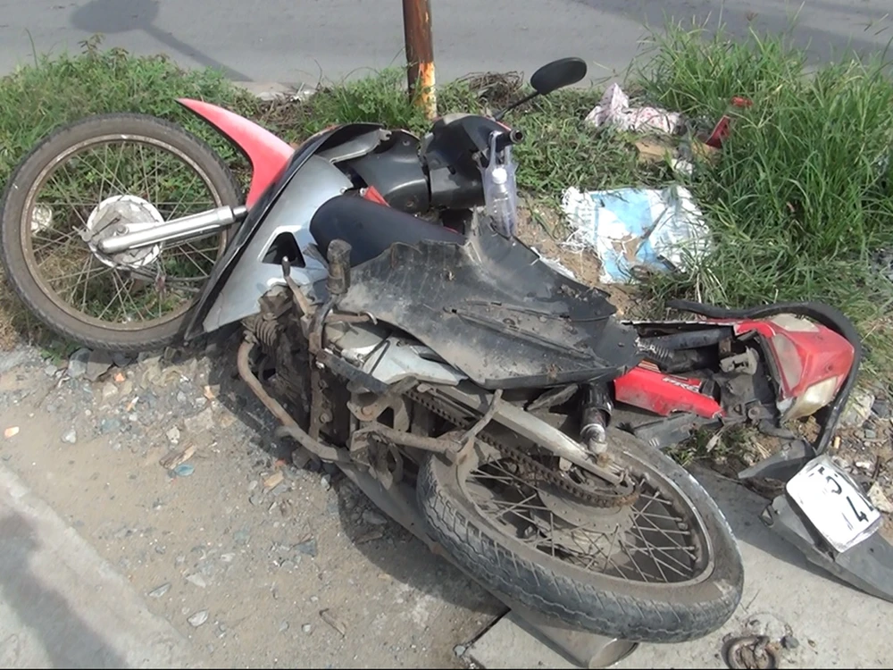 Chiếc xe máy bị hư hỏng nặng sau va chạm. 